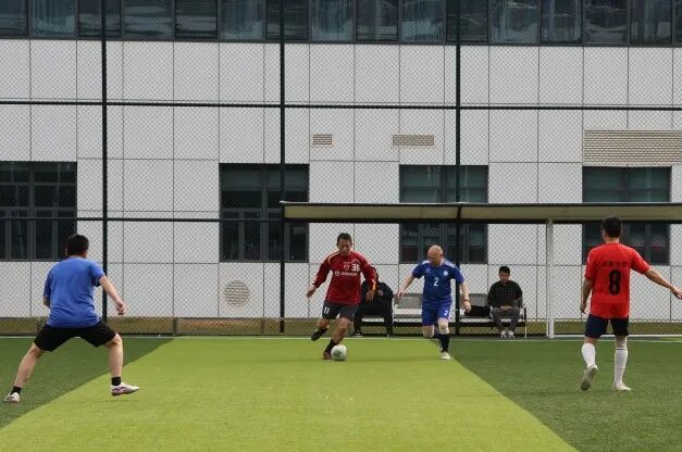 竞技足球会与普莱森特法山的激情碰撞，绿茵场上的速度与激情