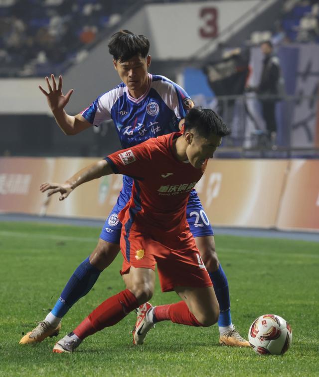 浙江绿城俱乐部VS重庆铜梁龙，两队激战，共谱足球新篇章