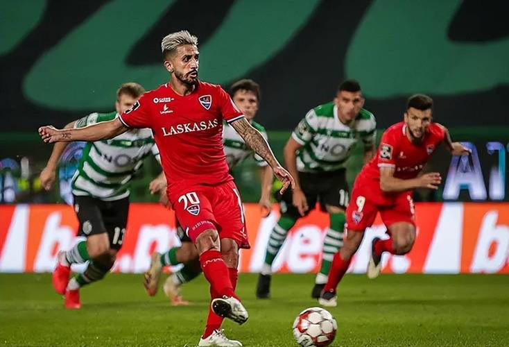 足球战场上的激战，加云VS波斯塔流浪