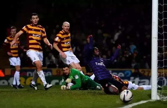 彼得堡联与布拉德福德，英甲赛场上的激烈对决