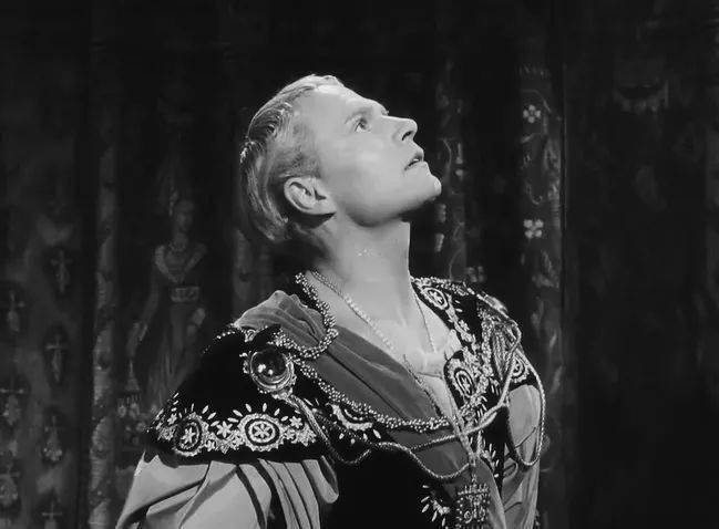 哈姆雷特与切尔滕纳姆，戏剧与现实的碰撞与融合