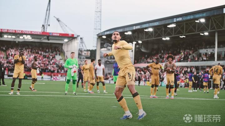 曼努联合与奥林匹克湾，足球场上的激情碰撞