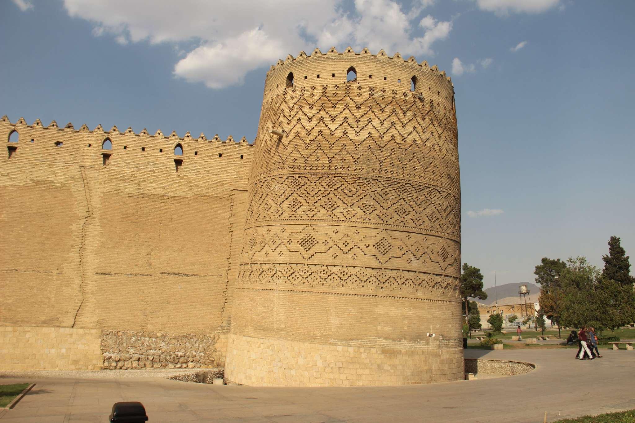 基里亚特阿塔比亚里克与哈帕拉奥伊罗，两座城市的较量与融合