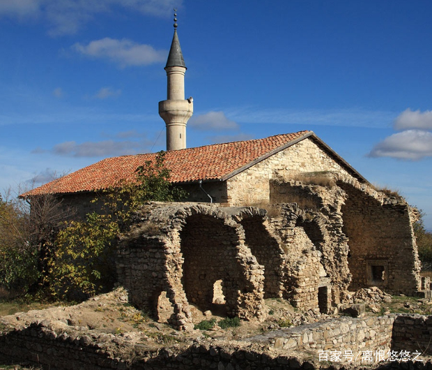 阿尔吉尔与阿尔沙尔卡，两座城市的对比与交融