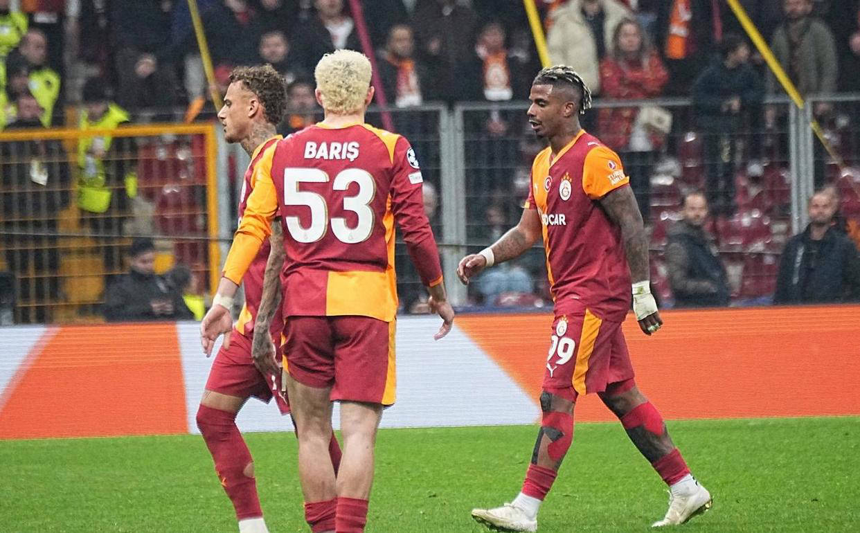 足球场上的激情碰撞，加拉塔萨雷vs高卡尔利