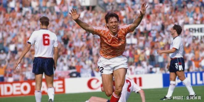 范巴斯滕，欧洲杯上的绝世之作——记其最佳进球瞬间