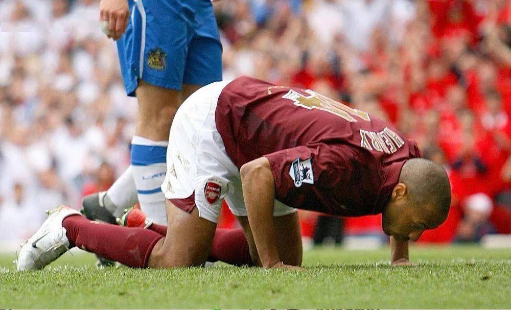 32岁的亨利，足球场上的传奇与什么梗的背后