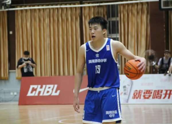 今年CBA选秀状元揭晓，来自清华的大个子王俊杰闪耀篮球舞台