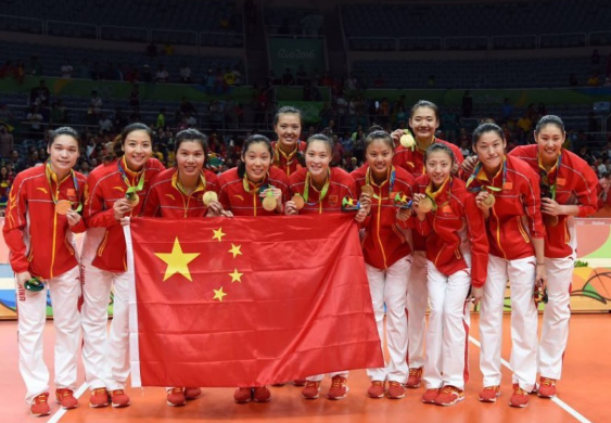 巾帼不让须眉，探索美国女子排球队队员的坚韧与荣耀