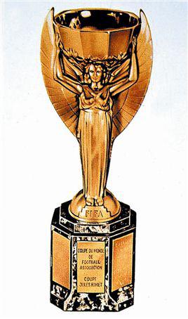 足球七冠王，辉煌的七座奖杯