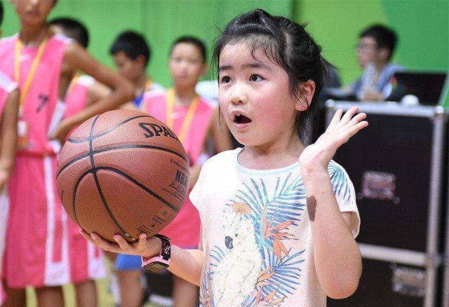 姚明女儿姚沁蕾，小小身躯，未来篮球之星？——揭秘她的身高成长之路