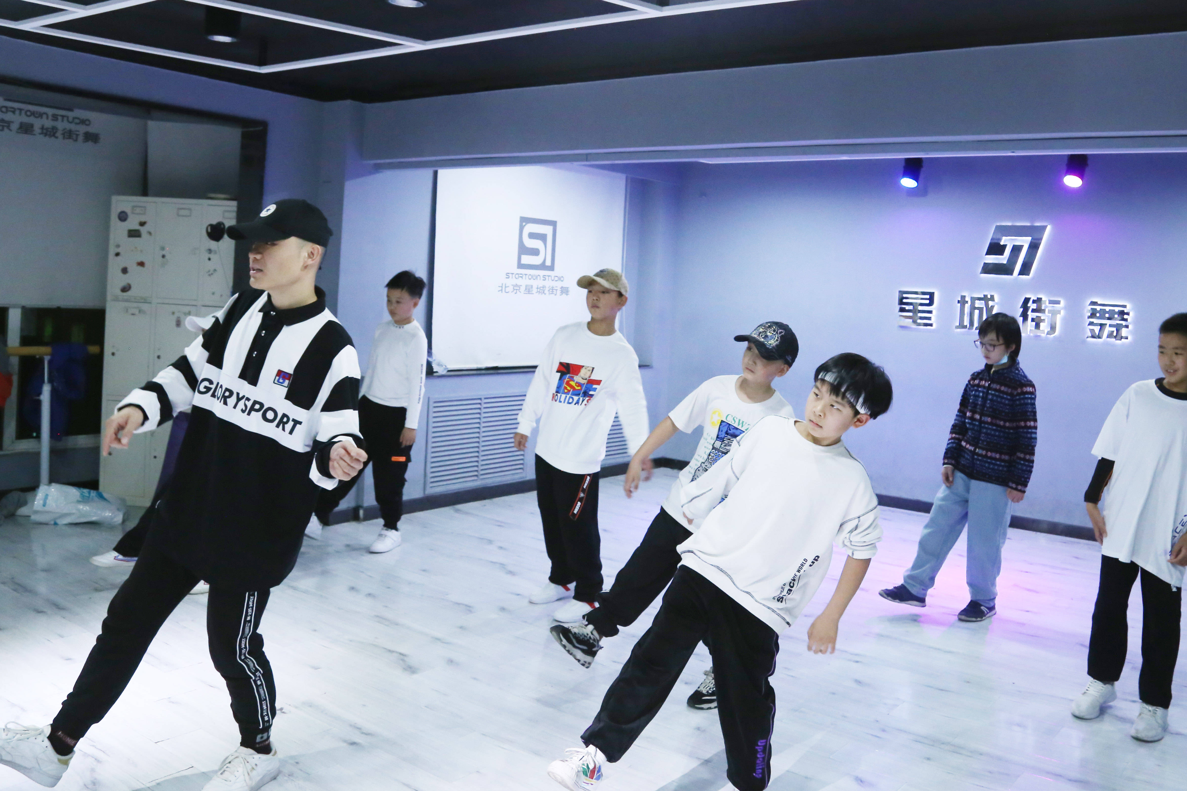 爵士舞与街舞，哪个更适合女孩？