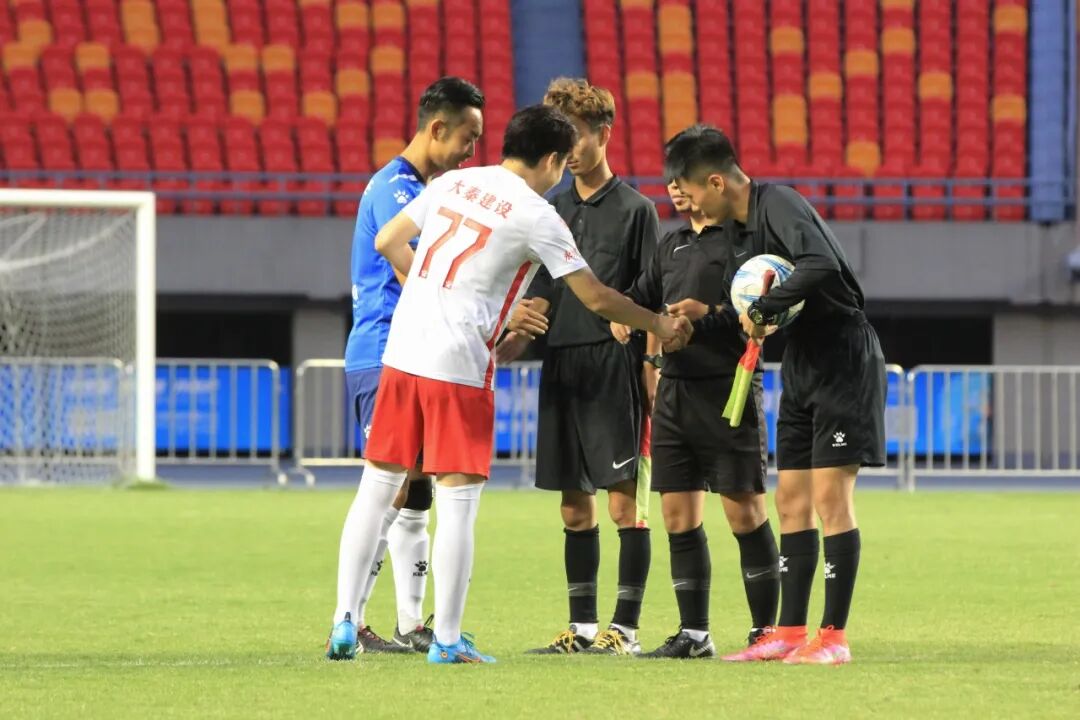 建业足球队队员，绿茵场上的坚韧与荣耀