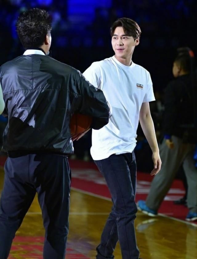 郭艾伦与李易峰，篮球场与舞台上的身高较量