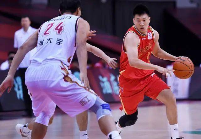 杨皓喆，从校园到CBA的篮球之旅——潜力与挑战并存