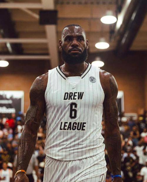 勒布朗·詹姆斯签名球衣，价值、意义与市场考量