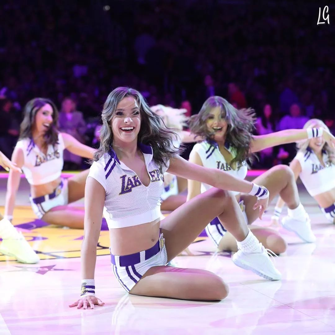 湖畔盛夏，湖人队拉拉队轻盈之舞的魅力绽放