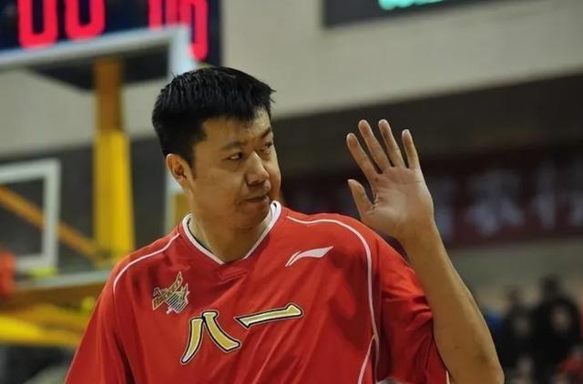 篮球巨擘，王治郅与易建联的身高较量