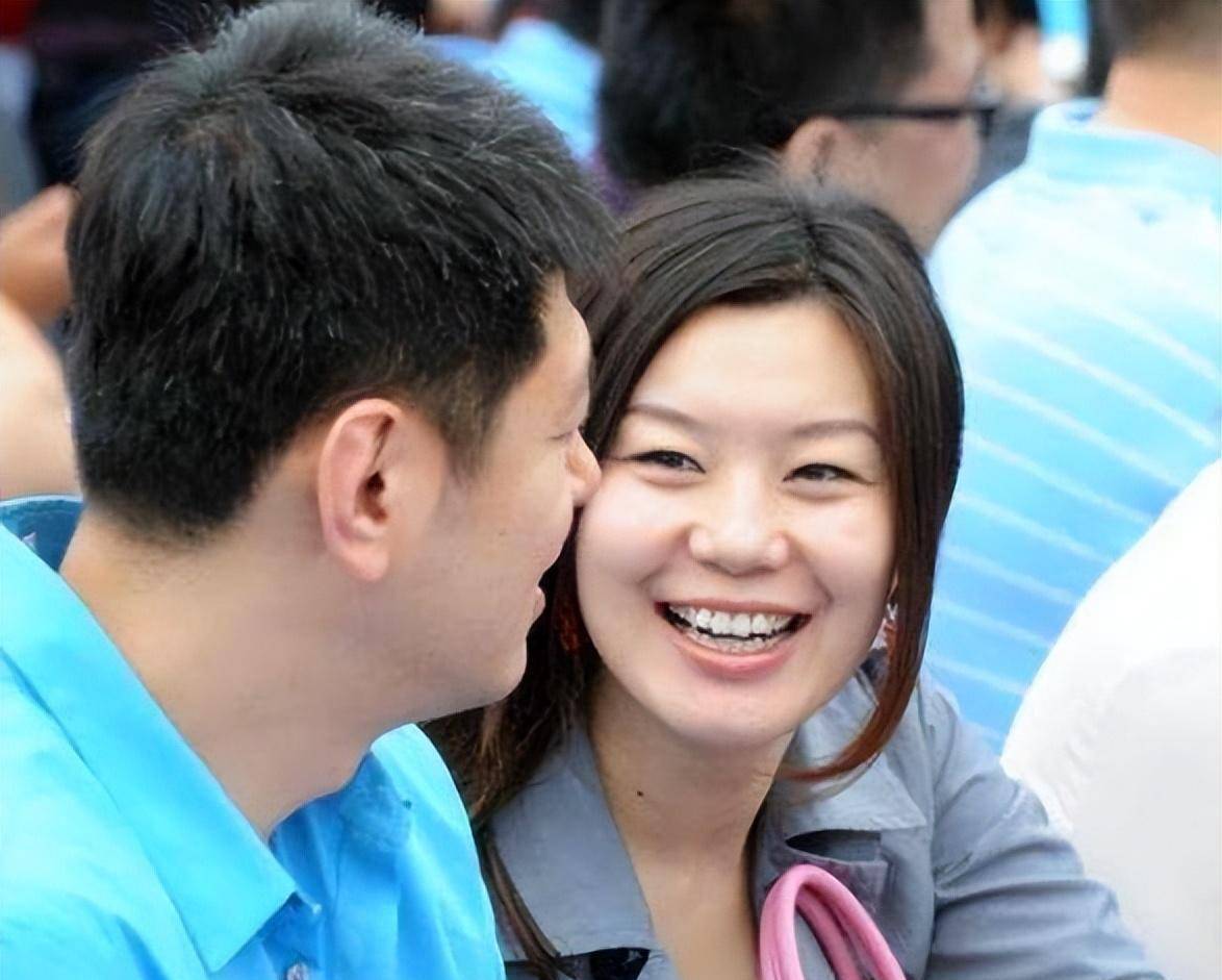 探秘王治郅与周雅菲的幸福婚姻,年龄差异背后的甜蜜故事 探秘王治郅与周雅菲的幸福婚姻,年龄差异背后的甜蜜故事