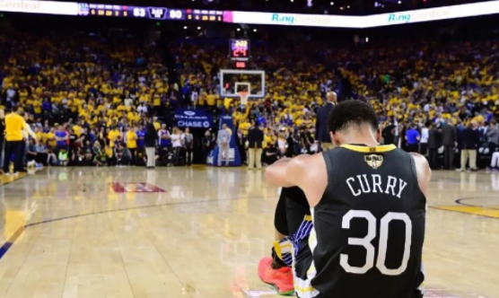 库里受伤时刻，勇士王朝的试炼与坚韧