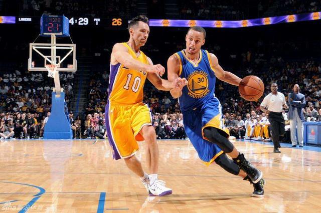 库里滑铲式扣篮，篮球场上的另类风采与网络热梗的诞生