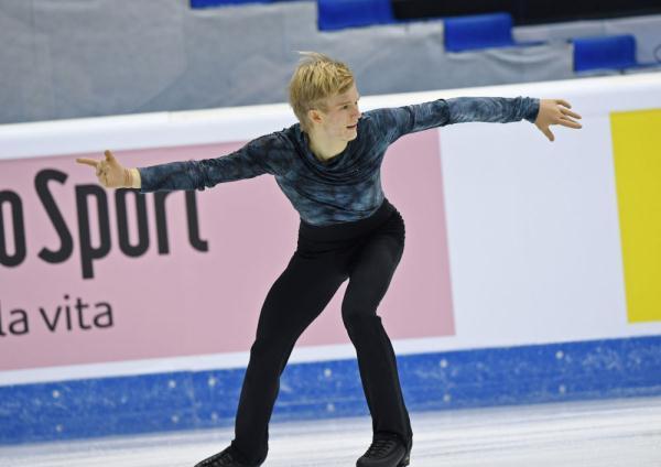 冬奥会女子花样滑冰冠军的荣耀时刻