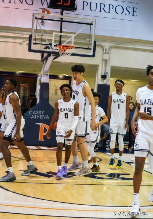 揭秘余嘉豪的真实身高，篮球场上的巨人之谜