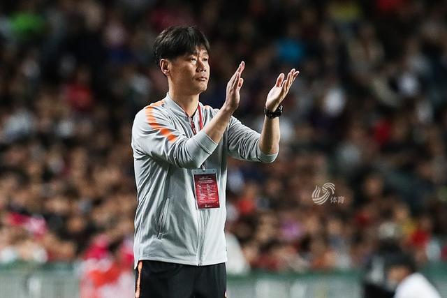 山东鲁能足球队主教练，李霄鹏的执教之路与球队未来展望