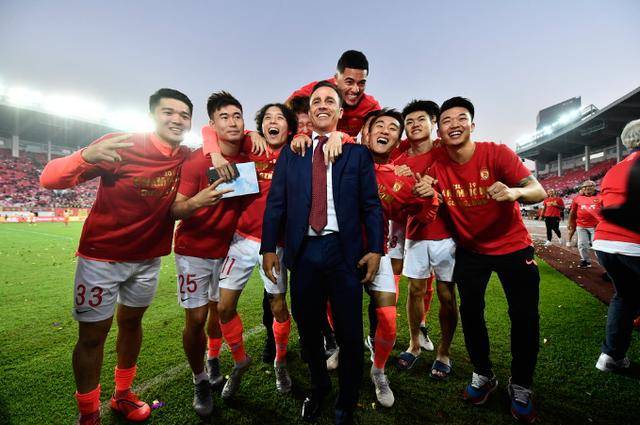恒大足球队，新赛季蓄势待发，再启辉煌征程