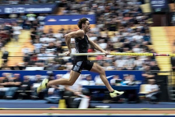 探秘张国伟撑杆跳高的辉煌纪录,跃向天空的极限 探秘张国伟撑杆跳高的辉煌纪录,跃向天空的极限