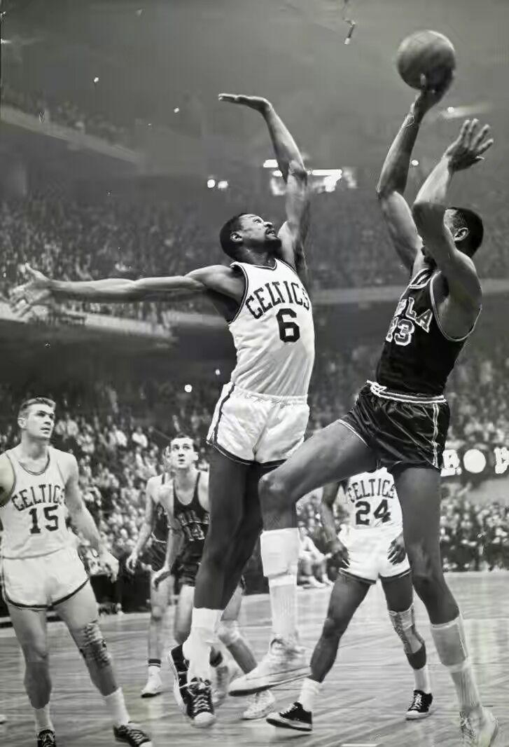 张伯伦与拉塞尔，传奇对决的背后——为何张伯伦未能征服拉塞尔的绿茵场？