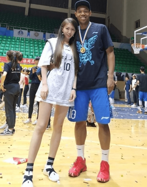 祝铭震女友之谜，篮球场外的温柔牵绊