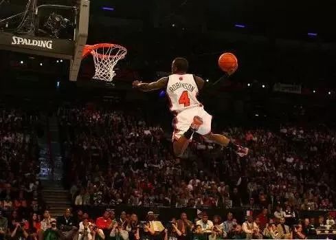 曾凡博，以超凡弹跳力，跃动篮球新篇章