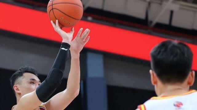 探秘篮球场上的多面手，原帅的位置之谜