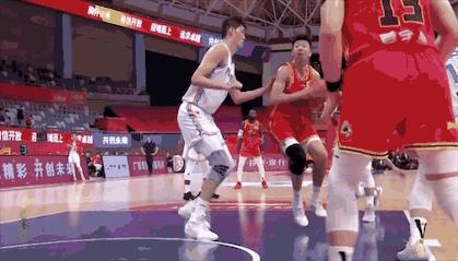 篮球场上的巨人，当代篮球中锋的璀璨群星