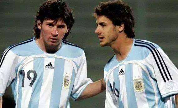 足球场上的欢乐使者——揭秘足球小丑的绰号之谜