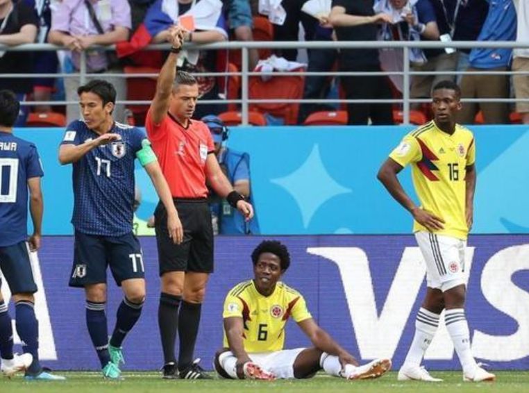 足球赛中红牌罚下场后的换人规则解析