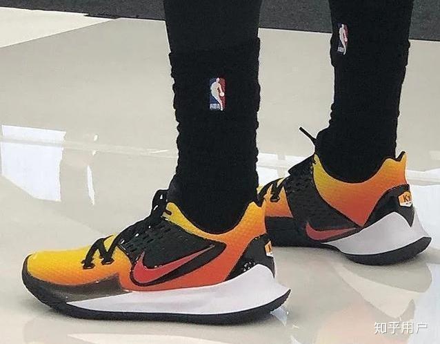探秘NBA篮球明星脚下的秘密，他们穿的篮球鞋和我们的一样吗？