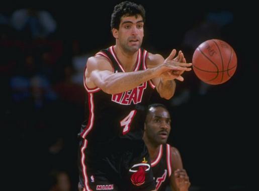 探索NBA 2K中的罗尼·塞卡利，全能后卫的数字化身