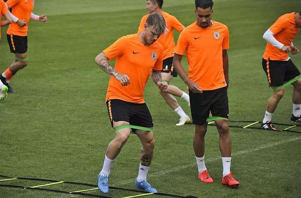 天津泰达足球队员，荣耀与梦想的见证者