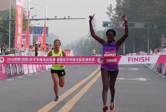 成都马拉松女子半马冠军，坚韧与荣耀的交响曲