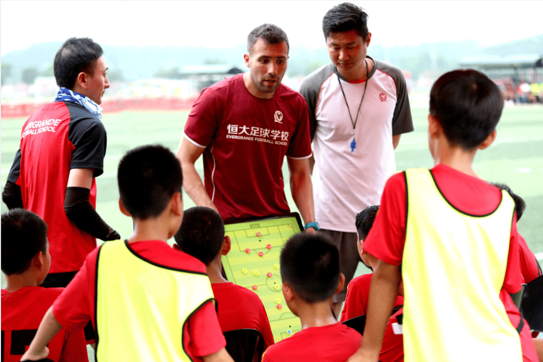 探秘清远恒大足球学校，小学阶段学费全解析