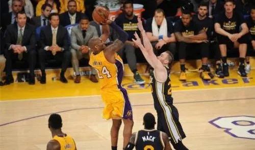 致敬传奇，科比退役仪式上的双赢时刻