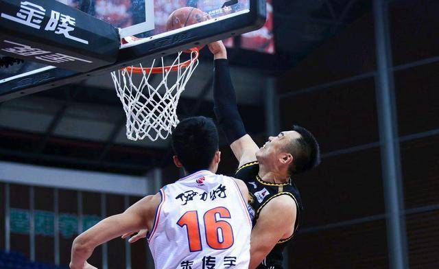 韩德君，篮球场上的传承与成长——揭秘其儿子的年龄与未来展望