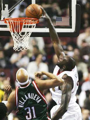 密尔沃基雄鹿与费城76人，东西部决赛的激烈对决