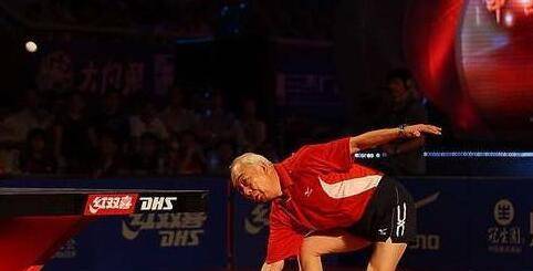 乒乓球男子单打世界冠军的奖杯，荣耀与梦想的见证