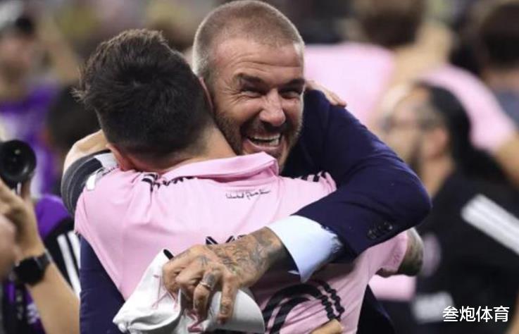 贝克汉姆与梅西，足球场上的双星，谁成就更高？