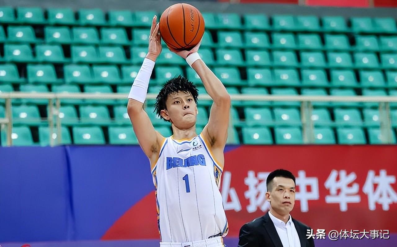男篮新星曾凡博，身高2.11米的篮球场上的巨人