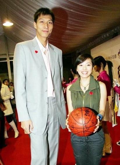 易建联的篮球之路与家庭温馨——身高与爱情的双重高度