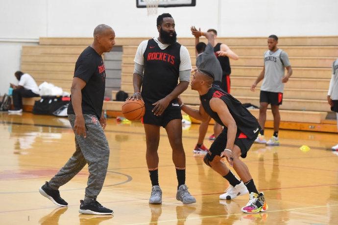 哈登转投快船，赛季末的交易悬念